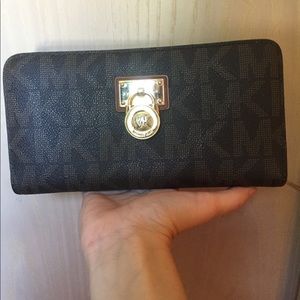 ✨NEGOTIABLE✨Authentic MK Hamilton Traveler Wallet