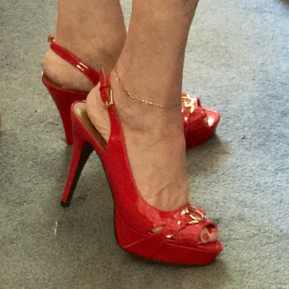 G by GUESS    RED PLATFORM HEELS 👠