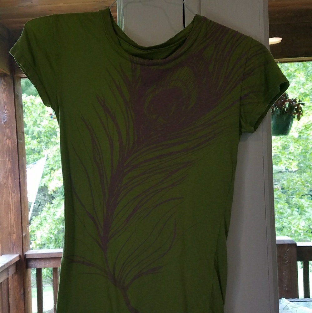 Green feather tee