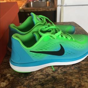 Girls Nike Flex - Comparable to a woman’s size 7