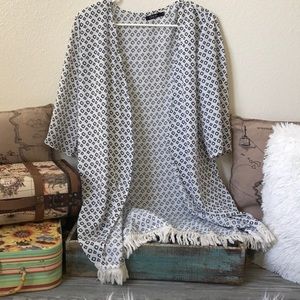 Patterned kimono with fringe