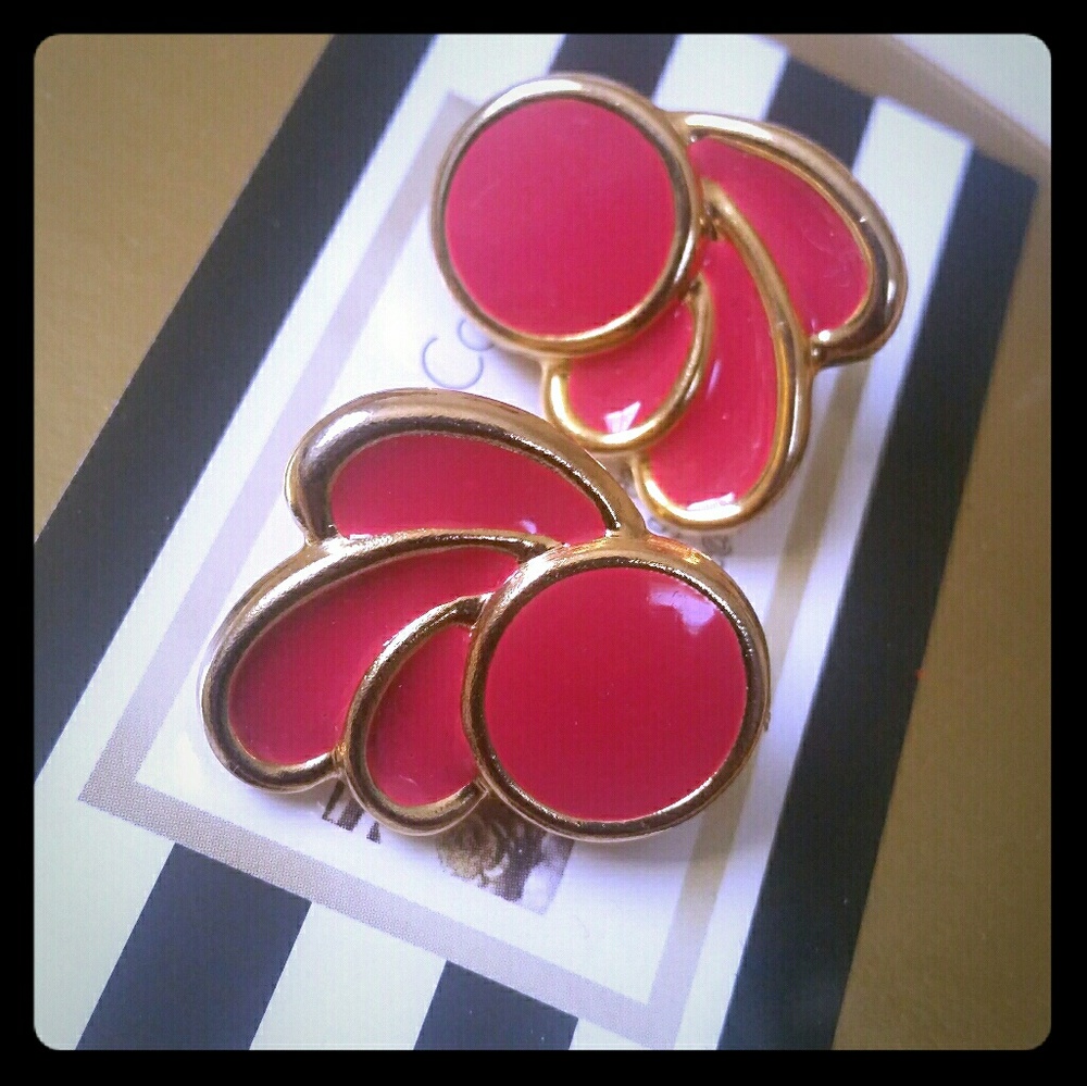 ☆6/$16 Vintage Coral Swirl goldtone earrings