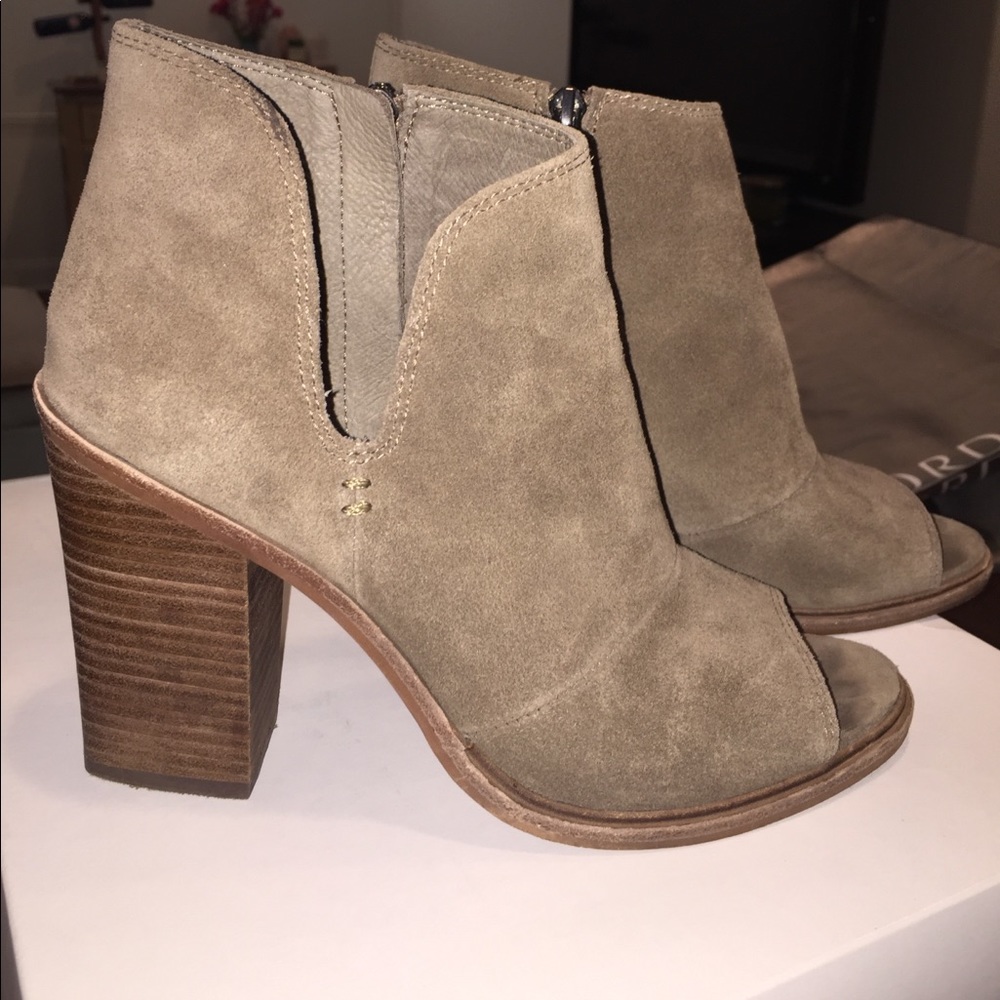 VINCE CAMUTO BOOTIES!!