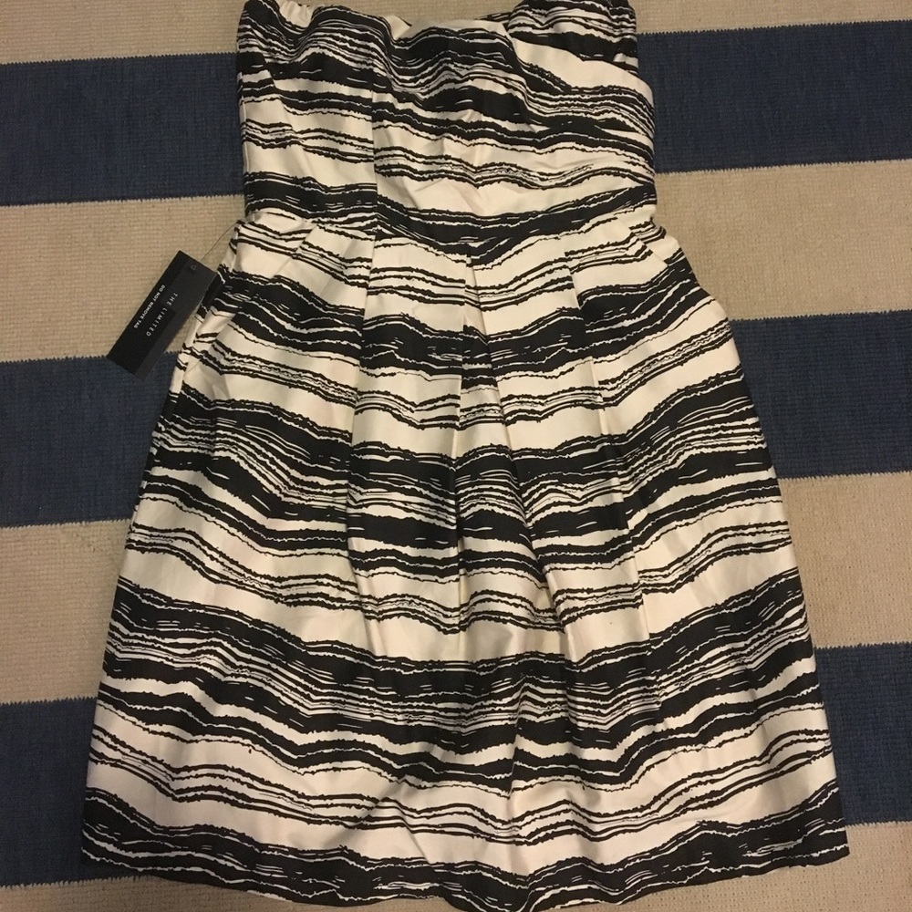 Limited strapless dress