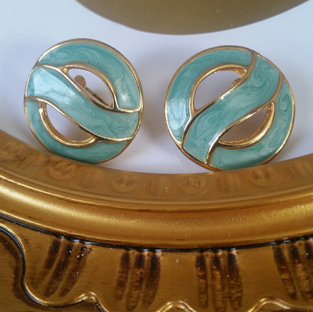 ☆6/$16 Mint Yang VINTAGE enamel clipon earrings