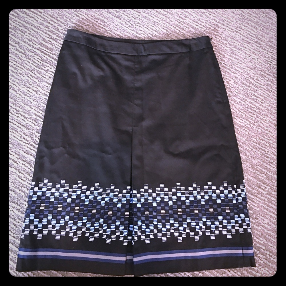 Black front kick pleat skirt with stitching