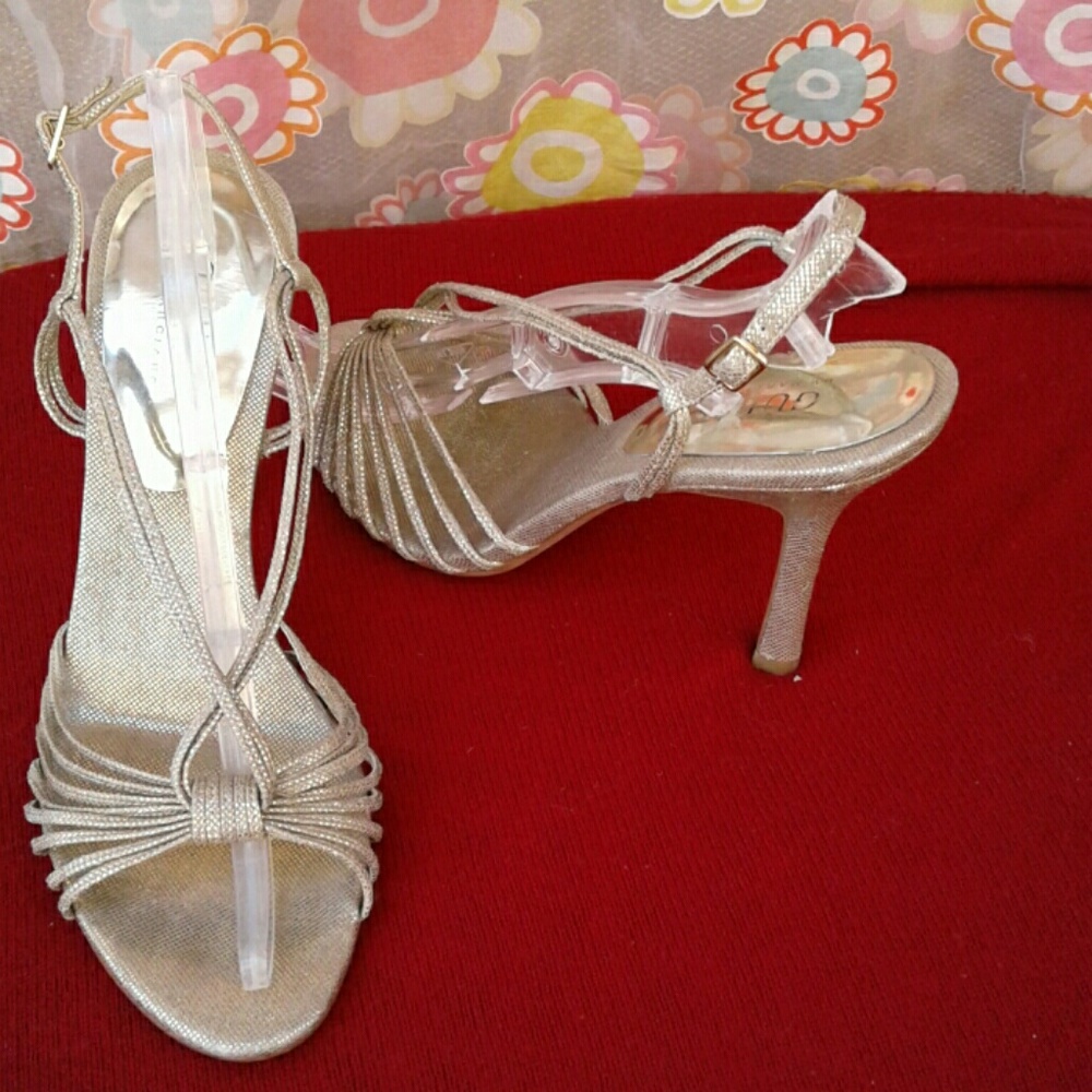 GUESS GOLD METALLIC "HUTTON" SLINGBACK HEELS - Picture 3 of 5