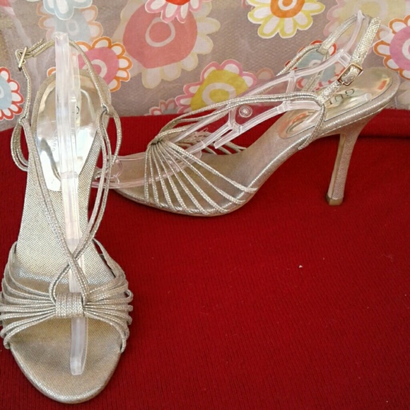 GUESS GOLD METALLIC "HUTTON" SLINGBACK HEELS - Picture 4 of 5
