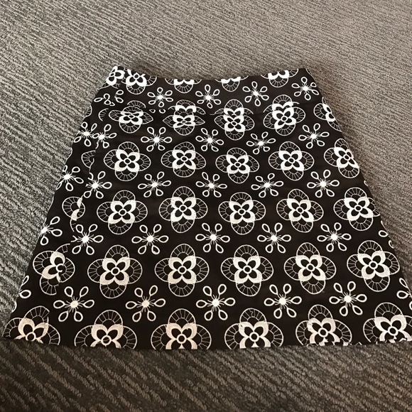 Brown short a-line skirt with white embroidery - Picture 4 of 4