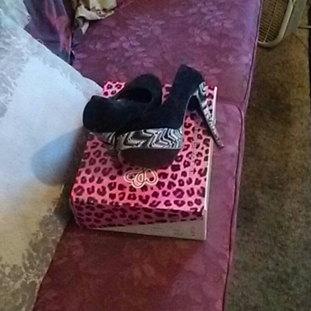 Shoes - Picture 2 of 4