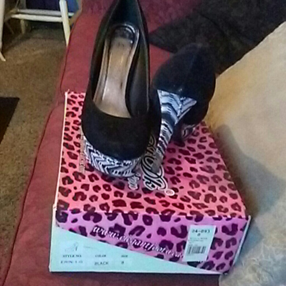 Shoes - Picture 3 of 4
