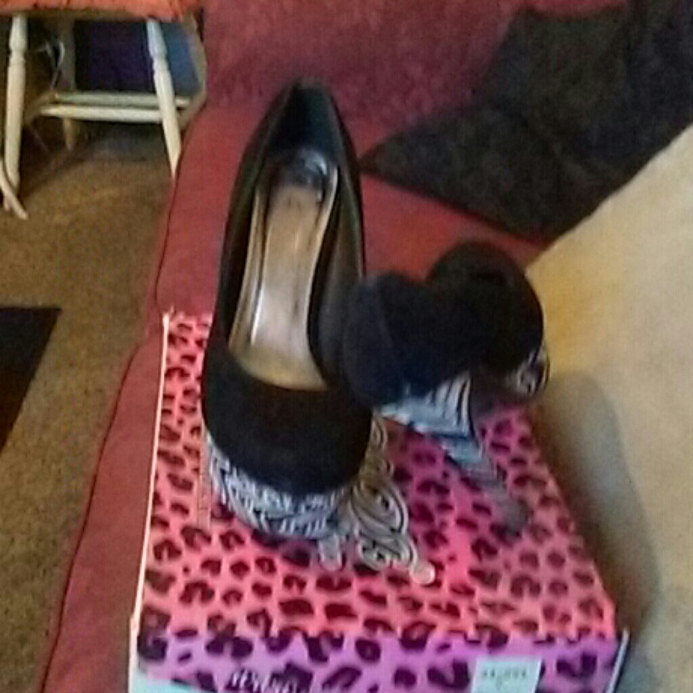 Shoes - Picture 4 of 4