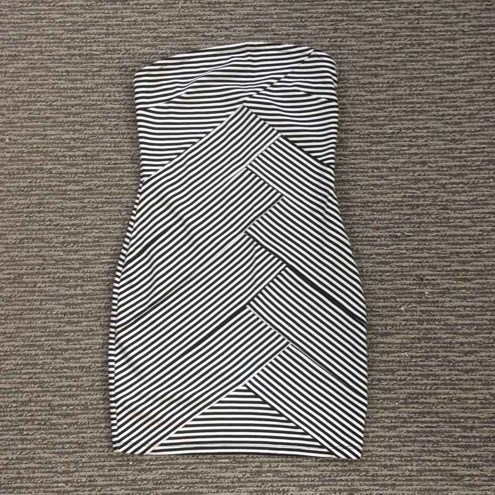 White and black strapless dress