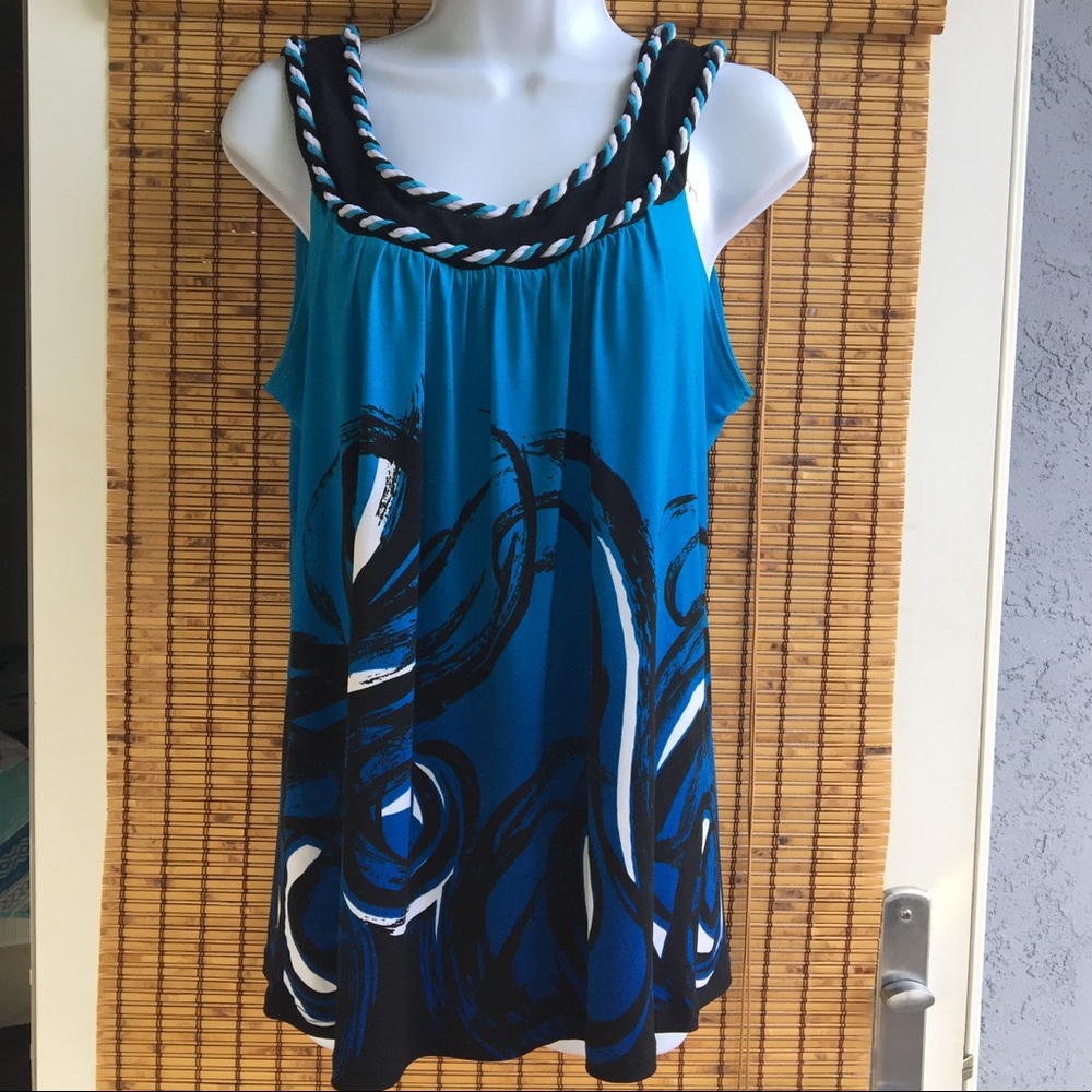 Super cute sleeveless blouse ✨