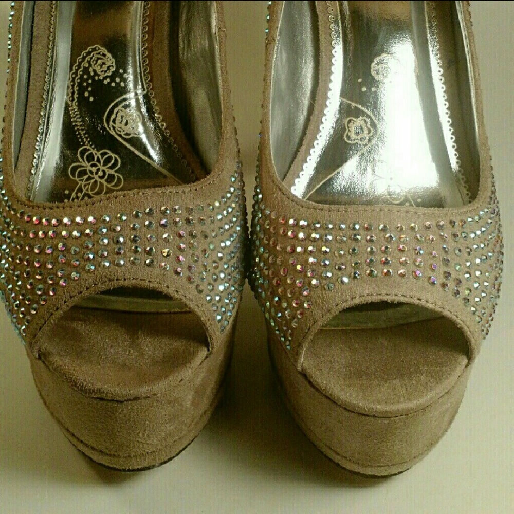 TAUPE IRIDESCENT RHINESTONE PUMPS - Picture 4 of 5