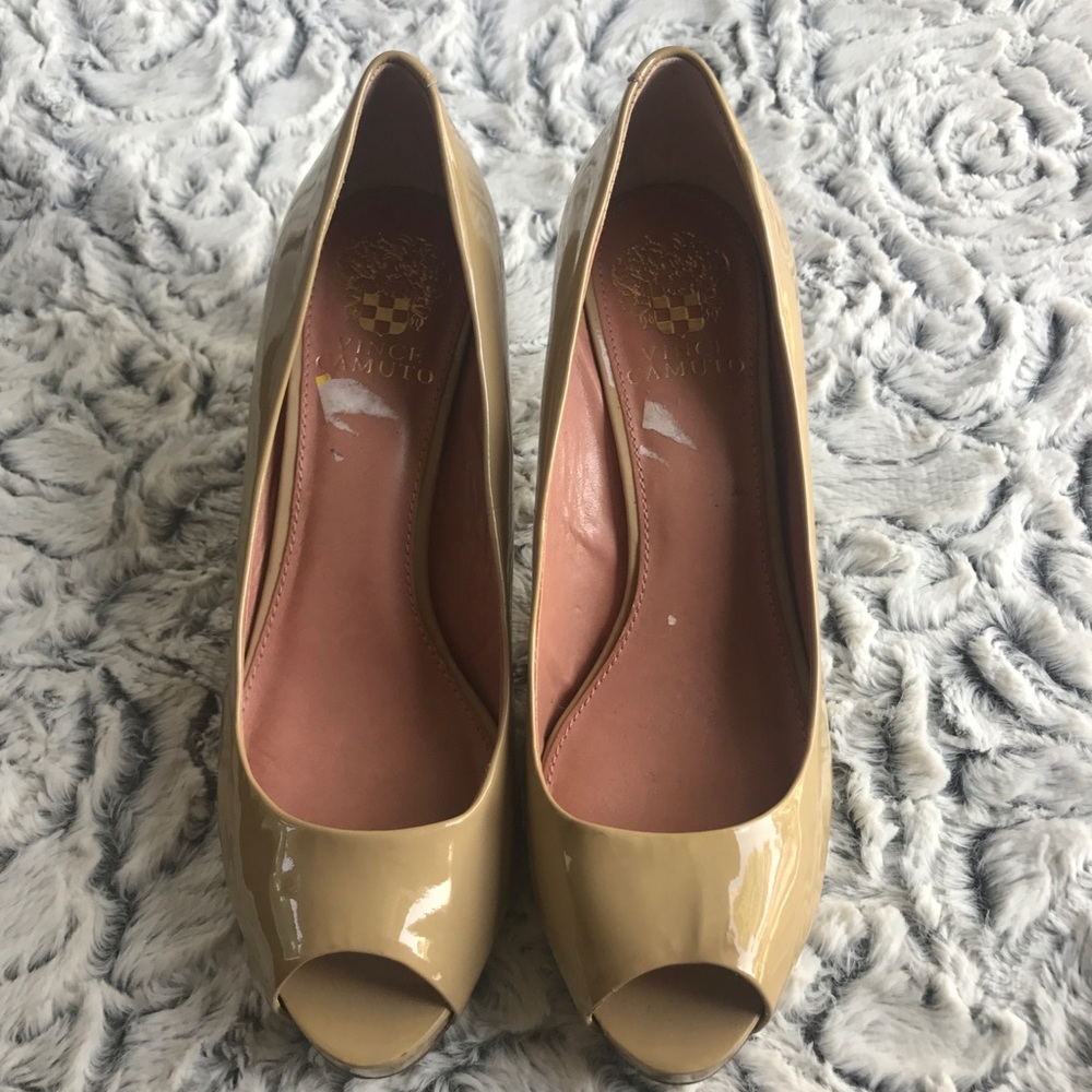 Sz 8W Nude Vince Camuto peeptoe heels