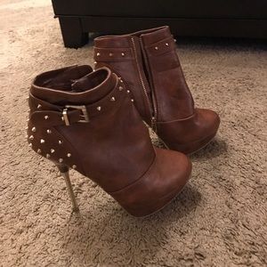 brown heeled booties!