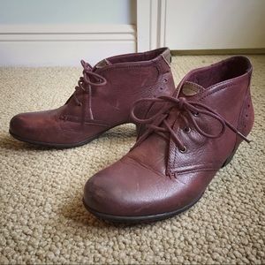 lace-up ankle boot