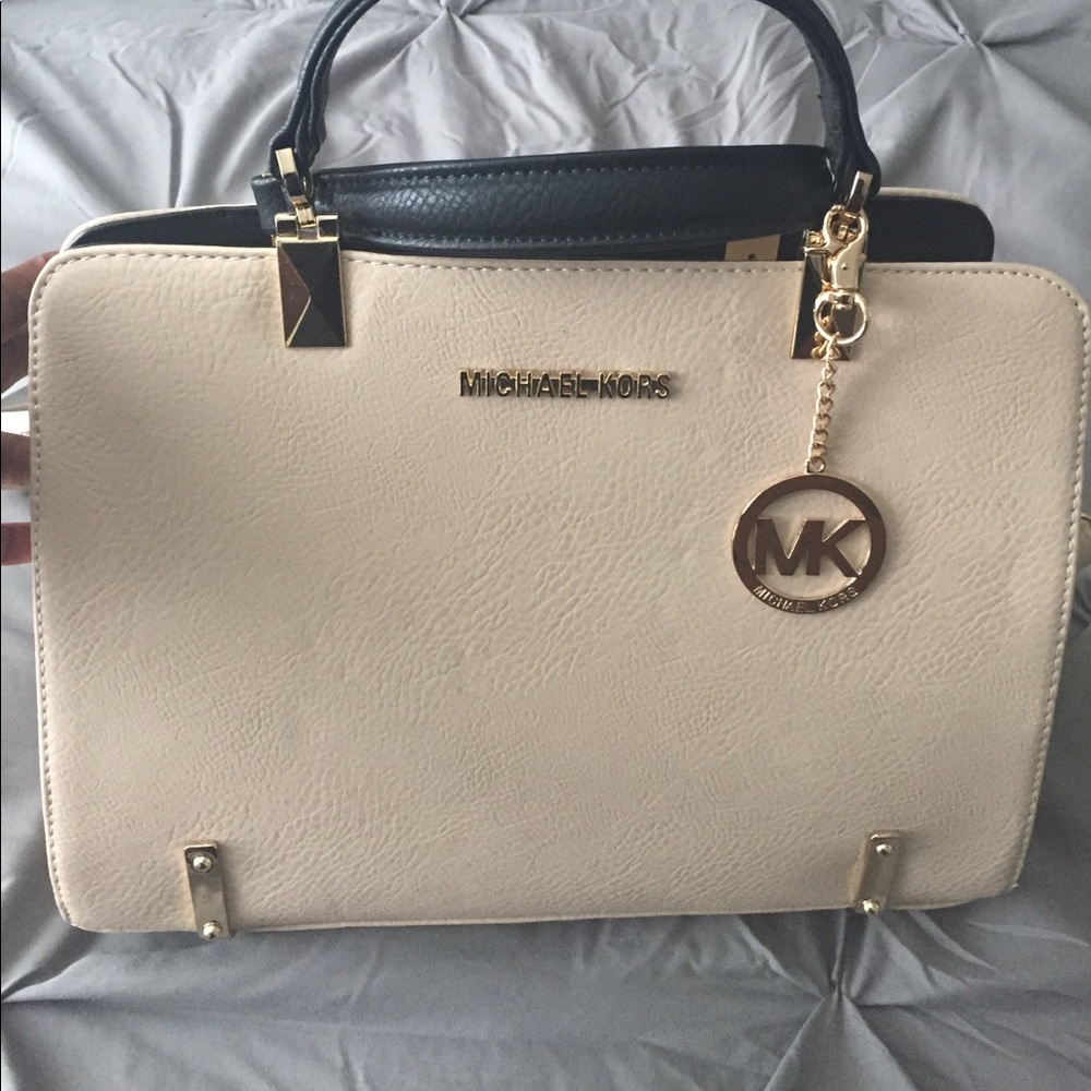 Beautiful Michael Kors bag (not an original)