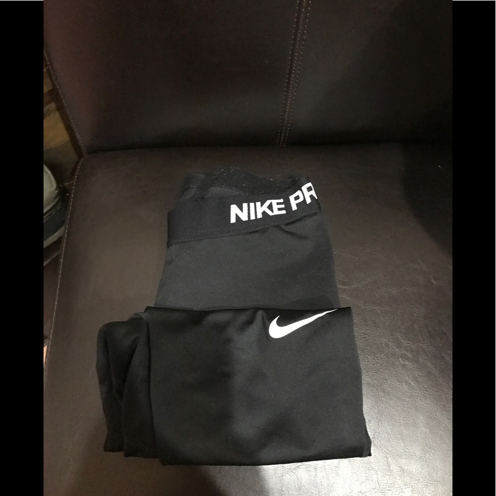 Nike Pro cropped workout leggings