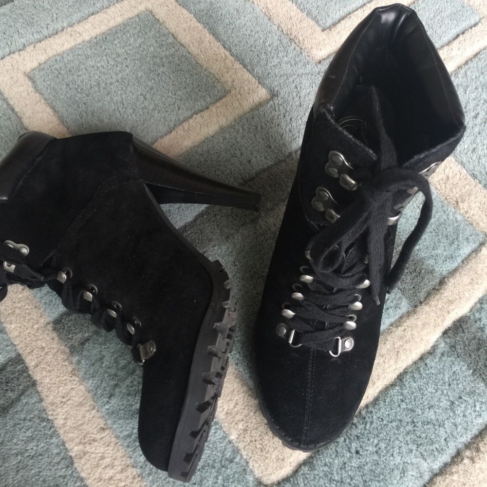 Jessica Simpson boot