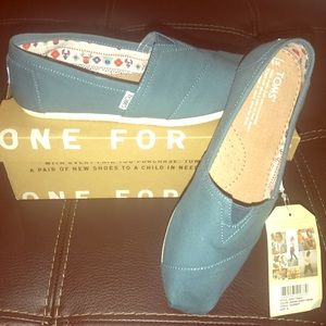 BRAND NEW Toms Women Sz. 8