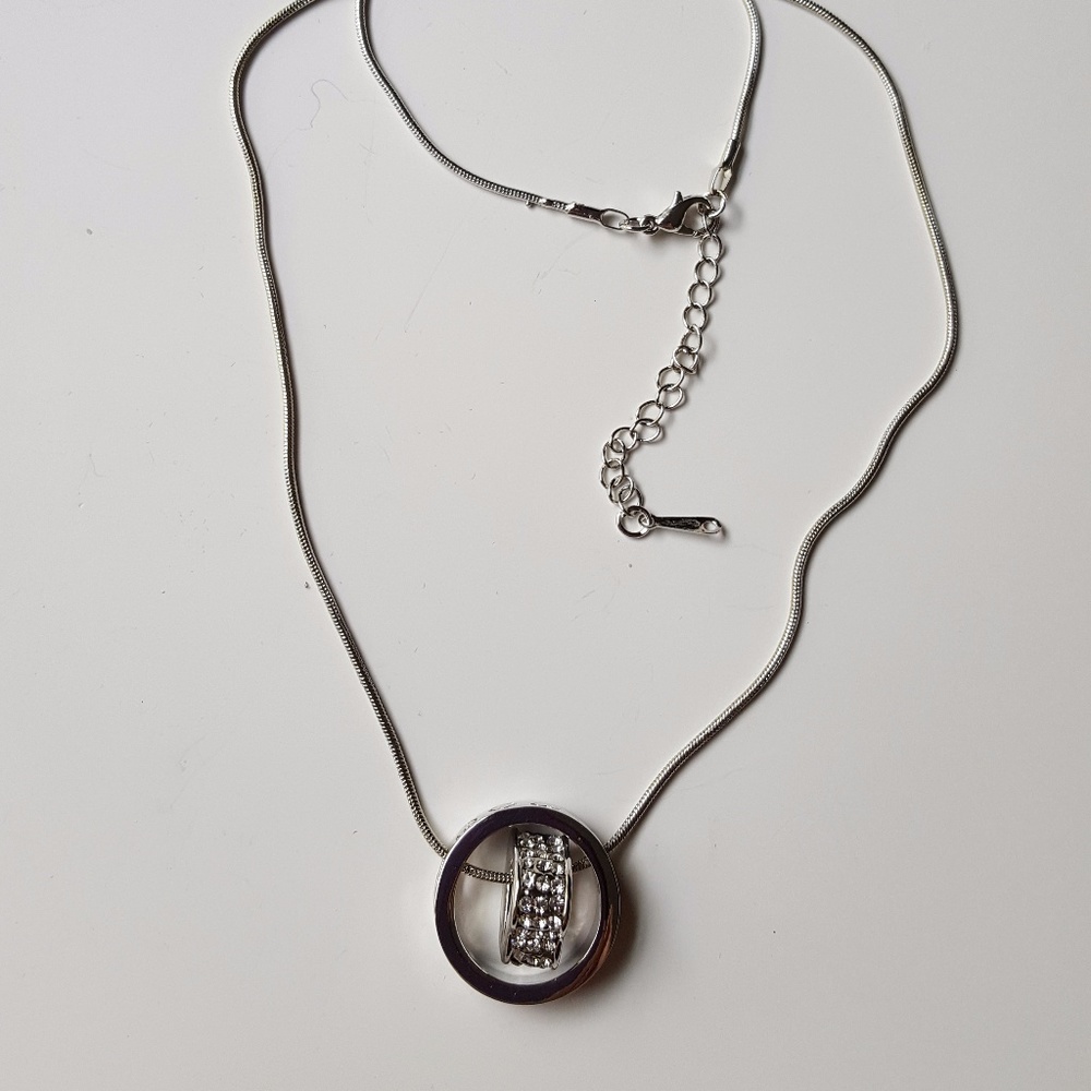 White gold circle/heart necklace