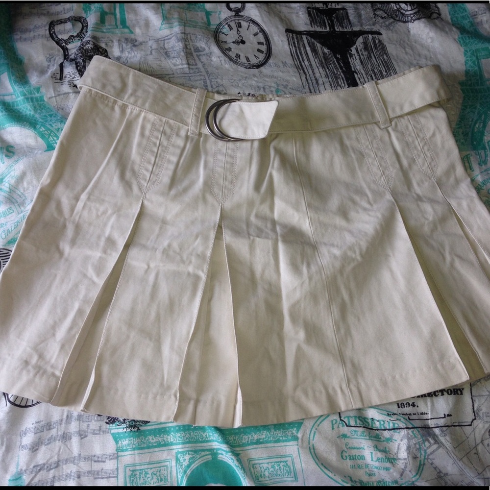 Express pleated skirt with belt