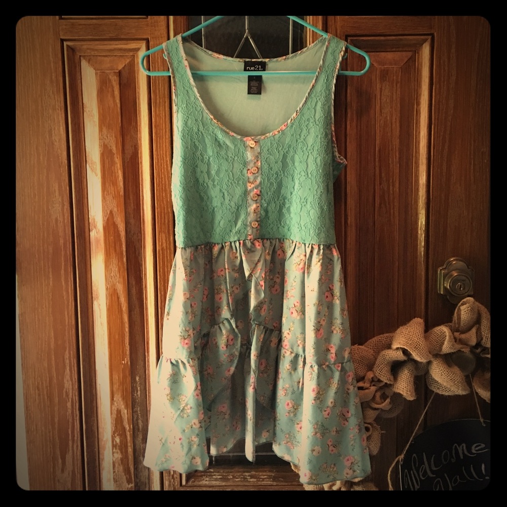 Floral dress! Perfect for spring 🌸