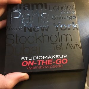 Studio makeup eye shadow palette