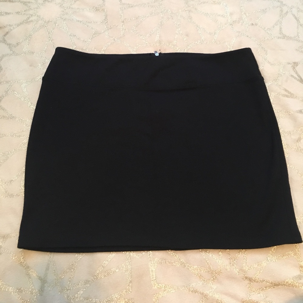 Zippered pencil mini skirt