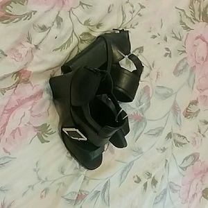 WILD ROSE BLACK Belt Heels