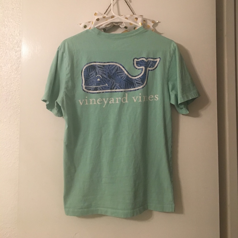 vineyard vines t shirt