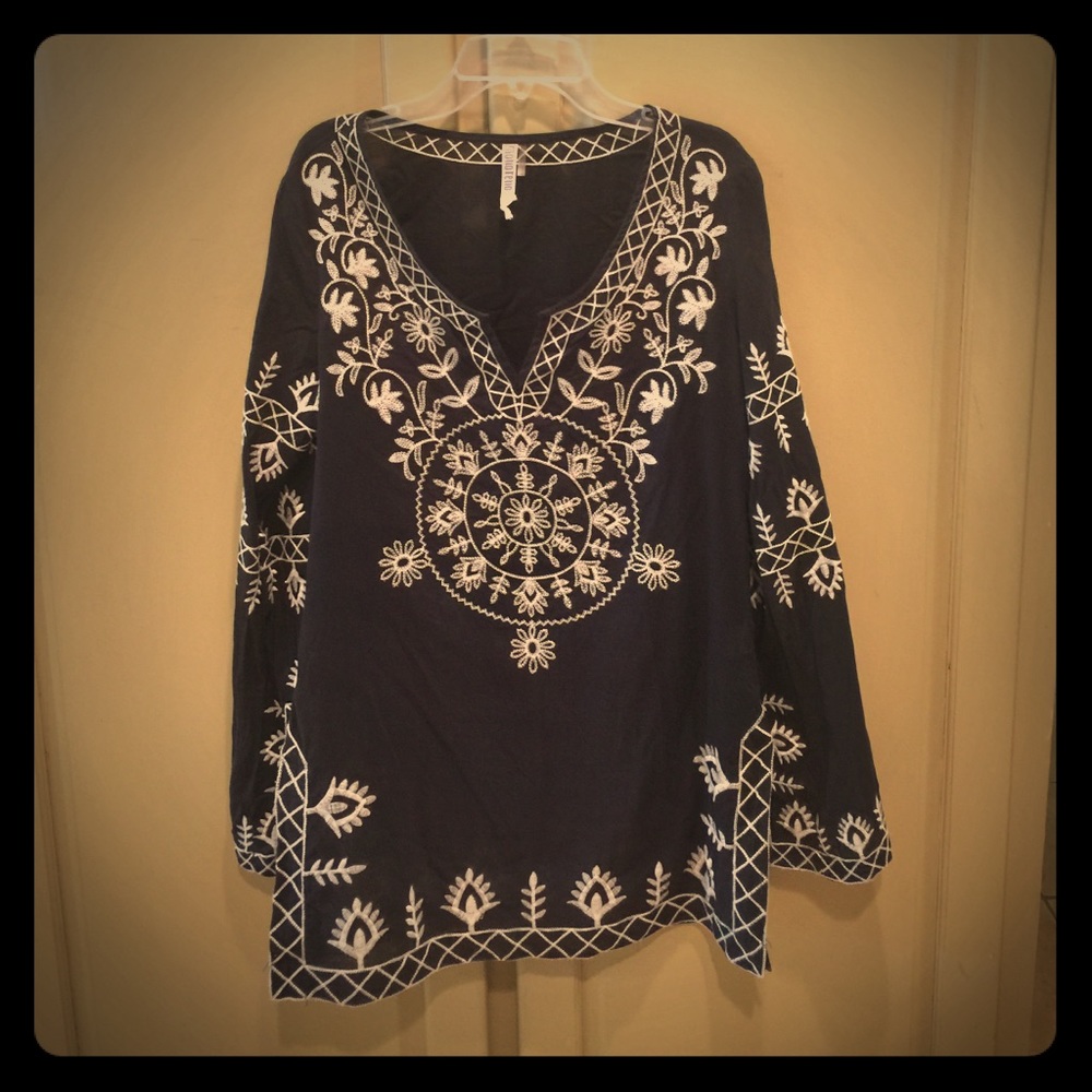 Monoreno black and white tunic