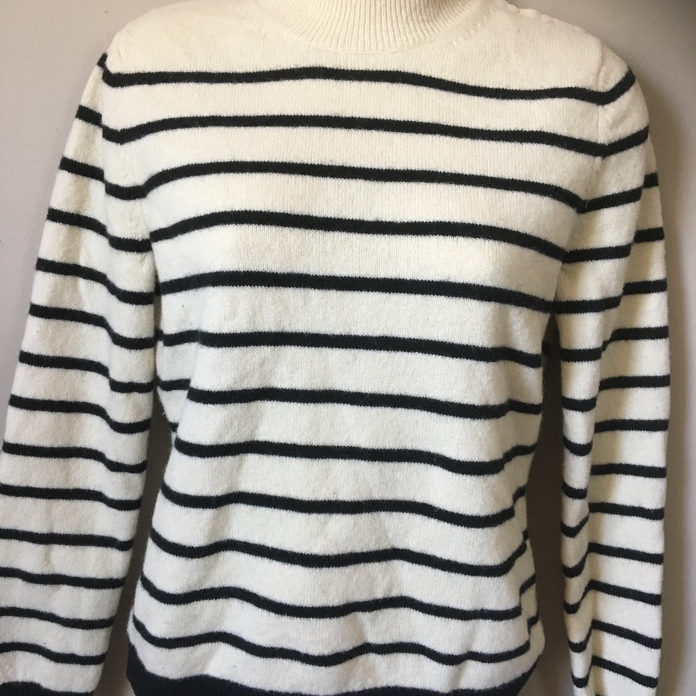 Banana Republic 100% lambswool turtleneck size M