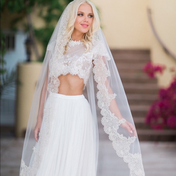 Brand new! Gorgeous handmade veil with gold trim! main image 4