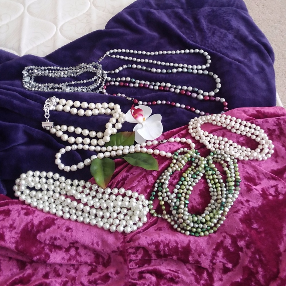 Set of 9 pearl necklaces & hanging case
