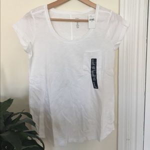 Gap Easy Fit white t-shirt. Size x-small. NWT.