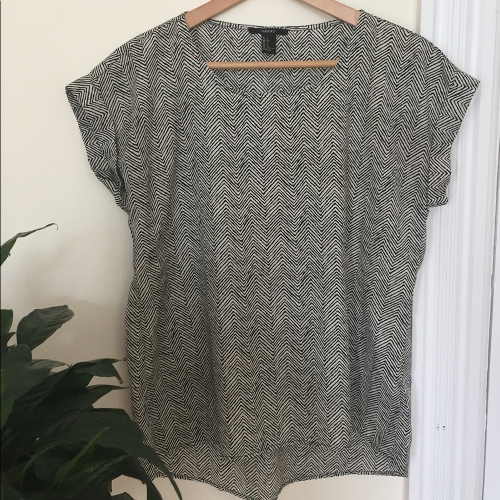 Zig zag black and white top. Forever 21. Size S.