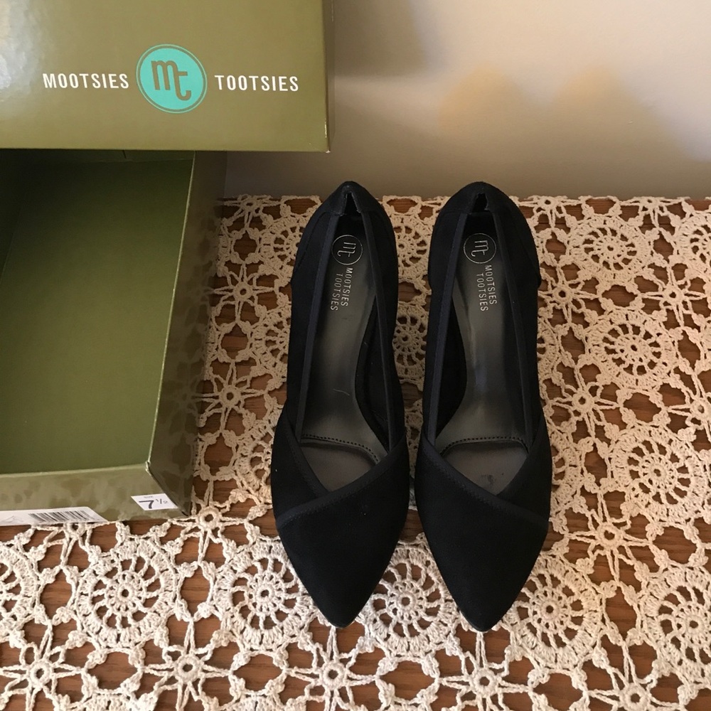 Sexy Black Suede Mootsies Tootsies Pumps, 7.5med