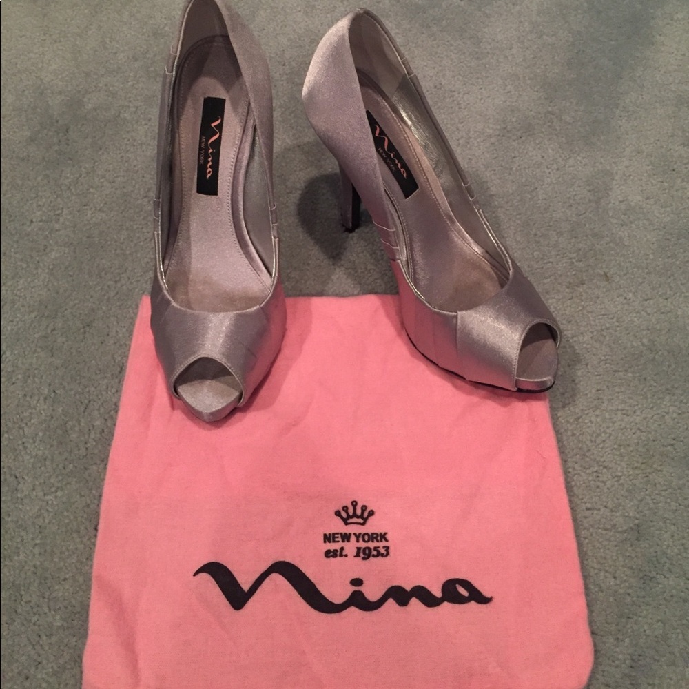 👠Nina "Effie" silver/grey satin peep toe pump👠 - Picture 2 of 5