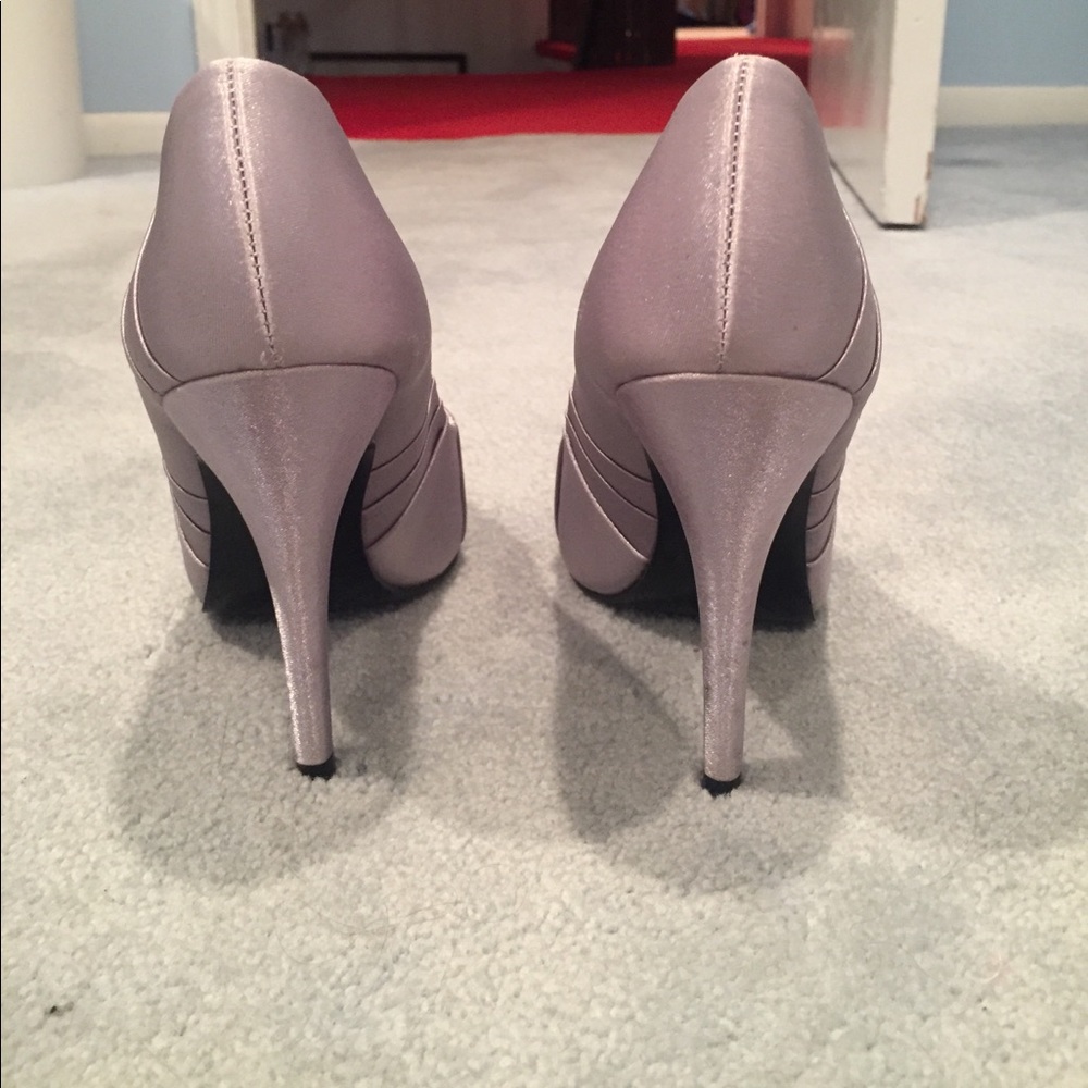 👠Nina "Effie" silver/grey satin peep toe pump👠 - Picture 3 of 5
