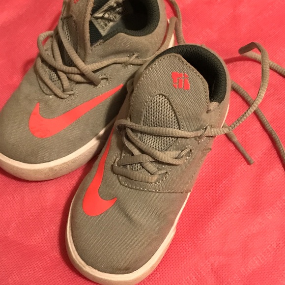 2 Pairs of NIKE sneakers | TODDLER GIRL SIZE 7 - Picture 3 of 8