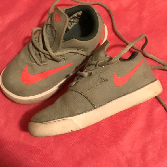 2 Pairs of NIKE sneakers | TODDLER GIRL SIZE 7 - Picture 4 of 8
