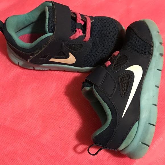 2 Pairs of NIKE sneakers | TODDLER GIRL SIZE 7 - Picture 5 of 8