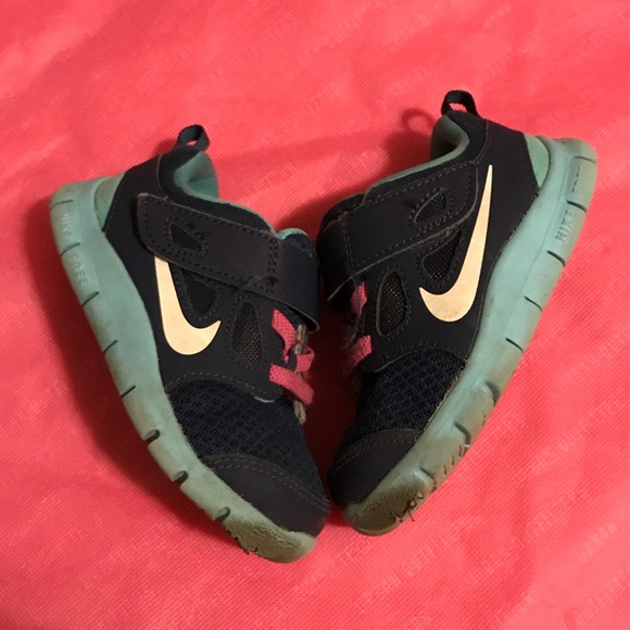 2 Pairs of NIKE sneakers | TODDLER GIRL SIZE 7 - Picture 6 of 8