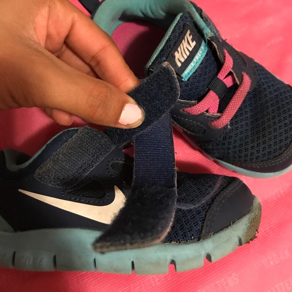 2 Pairs of NIKE sneakers | TODDLER GIRL SIZE 7 - Picture 7 of 8