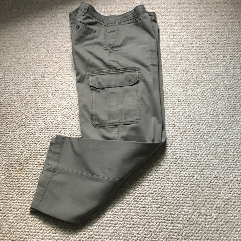 Men's Old Navy khaki cargo pants