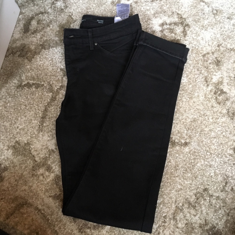 Levi’s Mid-rise black skinny