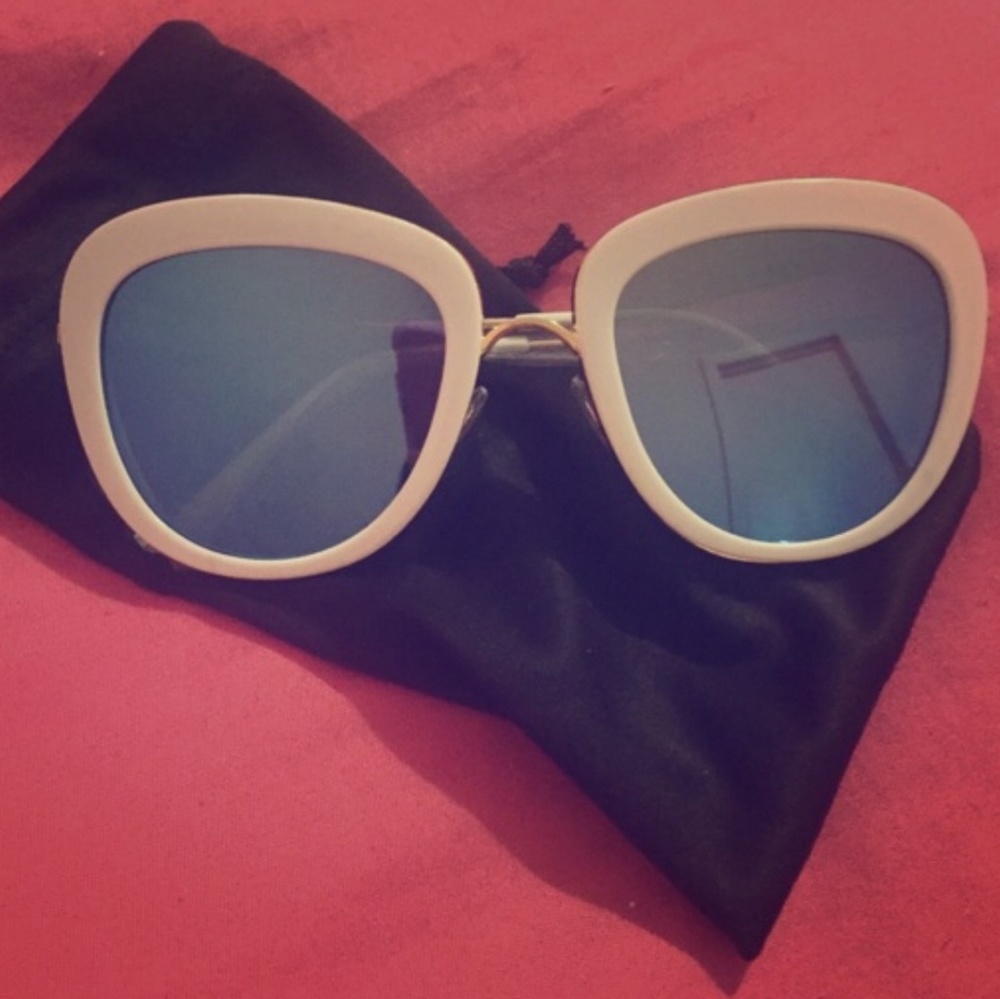 Large frame, mirror, sun glasses